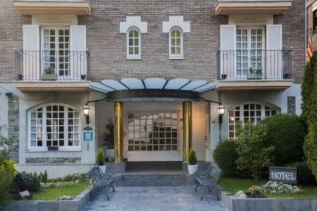 Hotel Edelweiss Отели в г. Сеткасес