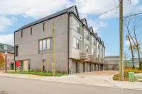 Near Downtown: Luxury Townhome in Bentonville! - Apartments