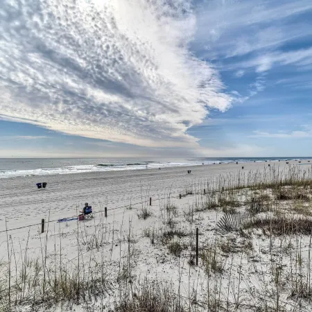Gulf Shores Condo w/ Pool & Grill: Walk to Beach!