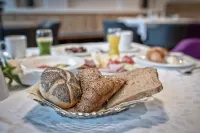 Familien- & Aktivhotel Christoph - breakfast