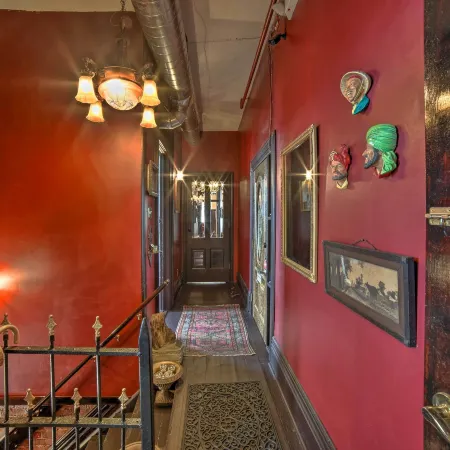 Vintage Apartment in Historic Downtown la Porte! Отели в г. Ла-Порт