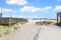 2BR Condo Beach Access Pool and Walk to Hangout