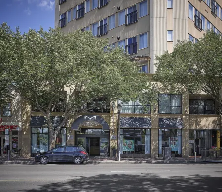 Metterra Hotel on Whyte Отели рядом с достопримечательностью «Роджерс Плэйс»