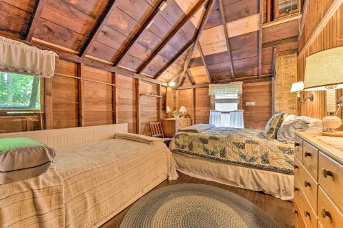Douglas 'Whispering Winds' Cottage w/ Beach! - 3-Star