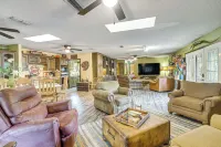 Lakefront Home: Deck, Grills & Fire Pit in Karnack - parking