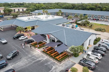 Ocean Coast Hotel at the Beach Amelia Island Отели рядом с достопримечательностью «Amelia Island Lighthouse»