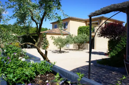 Résidence les Peupliers Отели в г. Лориоль-дю-Конта