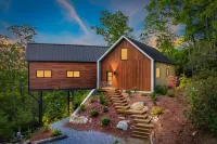 Modern Luxury Chalet • Mountain Views • Hot Tub • Fire Pit • Pets - 5-Star