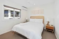 Albatross Beachfront 3 Bedroom Apartment Hotels near Ken Mansbridge Park