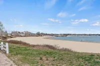 Idlehurst Getaway: 7-BR, 2-min from Onset Beach w/ Wifi, AC units - sleeps 14!