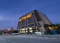 Hive Hotel and Convention Place Hotel dekat Sky Garden