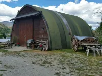 Quirky Barn Stay Experience, fully insulated, warm, beautiful mountain views, Hotels in Arthurs Point