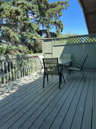 Charming & Spacious 2BR Upper Suite | Large Kitchen w/Private Entry & Deck Отели рядом с достопримечательностью «Pearle Vision»