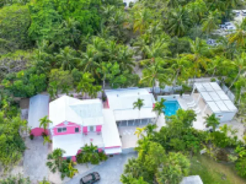 Pink Palms at Cable Beach - 4 Bedroom - 1 Minute to Beach