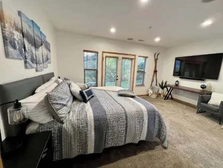 Spacious Eden Retreat – Modern Comfort, Scenic Views & Room for 11