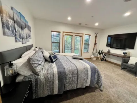 Spacious Eden Retreat – Modern Comfort, Scenic Views & Room for 11