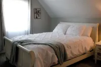 The Golden Gather: Perfect for Families & Weddings