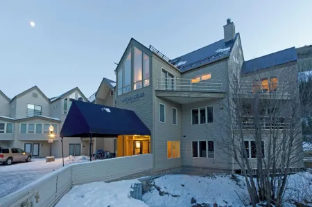 Viking Lodge 103 by AvantStay Stunning Condo Near Ski Lift Отели в г. Теллурайд