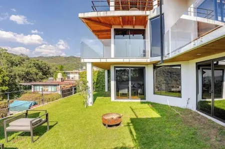 Luxo Casa en Valle de Bravo Con Jacuzzi y Espectacular Vista Al Lago Отели рядом с достопримечательностью «Rancho El Reencuentro»