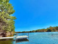 Modern & Cozy Lakefront Cabin: Rustic Charm and Serene views Hotels in Barnstead