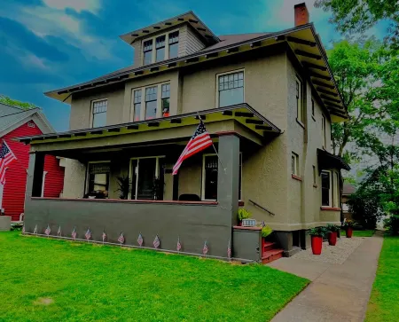 Charming 4 Bed Home 1/2 block from Ludington Park and 1 hour from Pictured Rocks