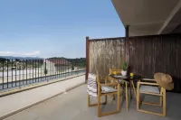 Pnoes Luxury Suites - parking