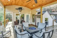 Pool & Golf Club! Riverfront Retreat in Newland - Homestays