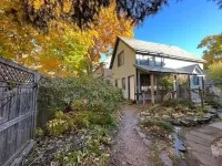 Cottage with Private Garden in Heart of Downtown- kid friendly!