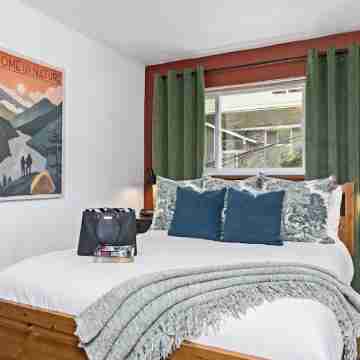 Queen of Seattle Rooms