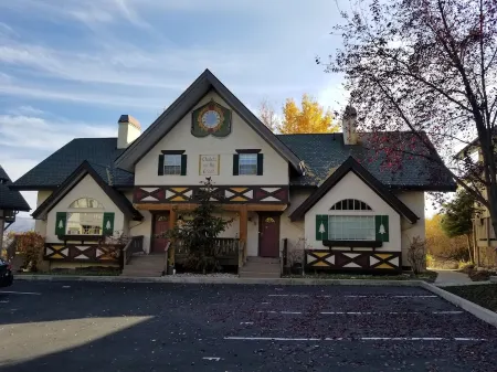 Truly a Swiss Chalet!  This 3 bedroom Chalet is set in the valley of Midway Отели в г. Мидуэй