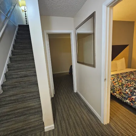 Merrimac Inn & Suites