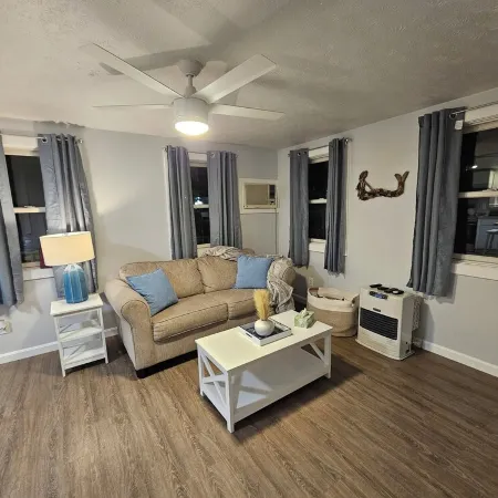Cozy Coastal 2-bedroom condo with AC, WiFi in welcoming Saco