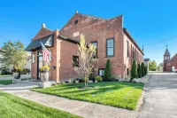 The Parish House! 6 Bdrm, Sleeps 16, 8 Bath Heart of the Village of Three Oaks!