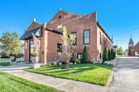 The Parish House! 6 Bdrm, Sleeps 16, 8 Bath Heart of the Village of Three Oaks! Отели в г. Три Окс