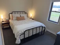 NEW Charming 3-bedroom cottage with Sandy Beach and Great Views Hotels in Delton