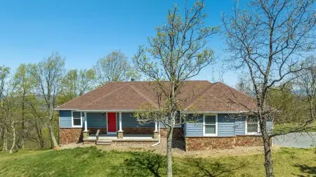 Stunning Views: Secluded 5 bedroom Mountain Home