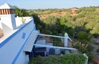 Small apartment in a quiet location with two private terraces and sea views Hotels in Quelfes