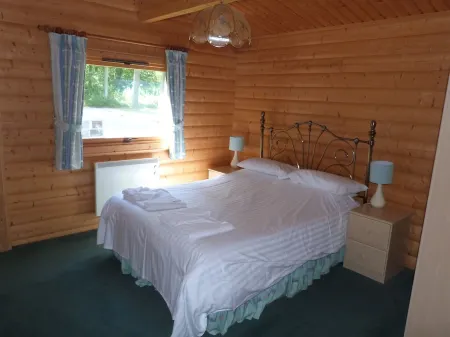 Luxurious 3 Bed Log Cabin Holiday Lodge in Louth, Lincolnshire (3B Sleeps6)