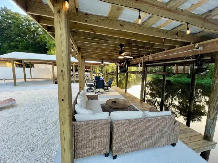 Sleeps 13, Theater, Waterfront, Close to Springs and Forest. Old Florida