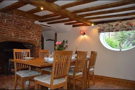 15th Century Period Cottage In Saffron Walden, Essex England Отели рядом с достопримечательностью «Одли Энд Хаус энд Гарденс»