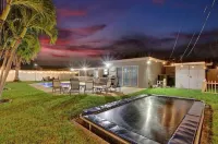 4BR Modern HTD Pool Jacuzzi 1.5 Miles to the Beach