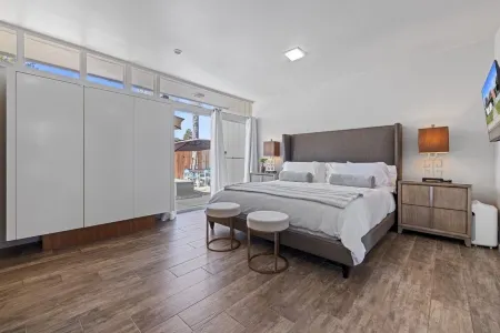 Luxury Mid-Century Oasis, Pool, Spa, & Outdoor Living in Prime Turlock