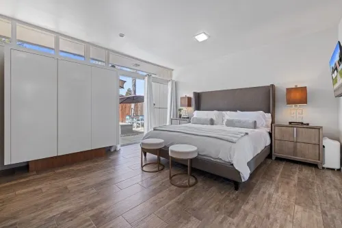 Luxury Mid-Century Oasis, Pool, Spa, & Outdoor Living in Prime Turlock