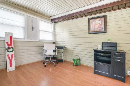 Near Leidos Field at Ripken Stadium: Aberdeen Home Отели в г. Перриман