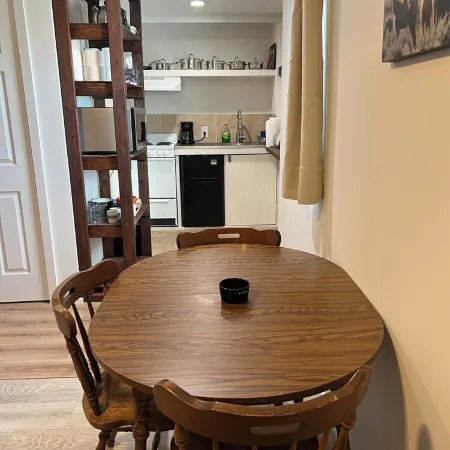 Tranquil 2-bedroom apartment in Lima, MT. Family & Pet friendly.