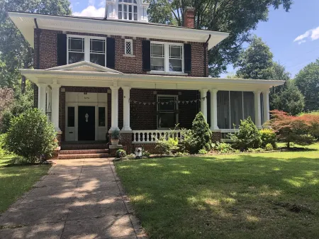 Beautiful 1915 Four Square Home 5 minutes to downtown Petersburg VA