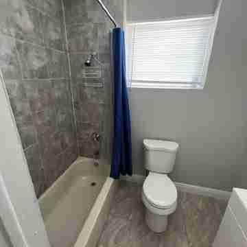 Lovely 3b apartment with free parking on premises! Rooms