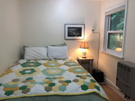 Camden 2 BR 1 BA, 1.4 miles from camden center. Stars and peepers and fireflies!