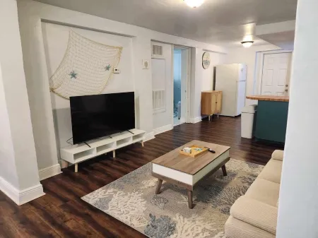 Beach Vibes 2-bedroom house 1 bath. with AC, WiFi in delightful St. Petersburg