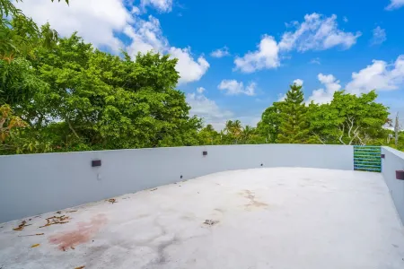 Stunning 3 BR/2 BA Split-Level w Rooftop & Hot Tub Near Miami University